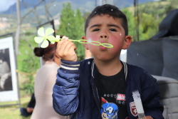 niño jugando