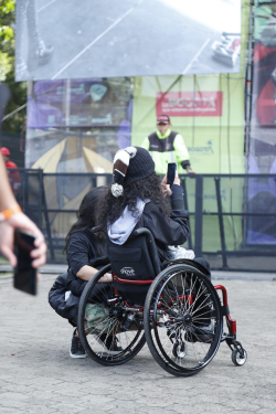 Persona en silla de ruedas en público
