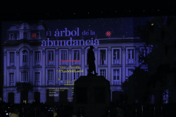 monumento de Bolívar iluminado