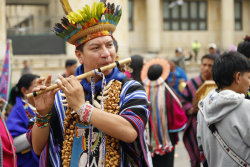 Indígena toca instrumento