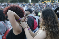 chicas en el público en salsa al parque