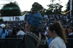 mujer afro es público de escenario salsa al parque