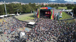 toma aérea de escenario de salsa al parque