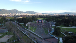 toma aérea de escenario de salsa al parque