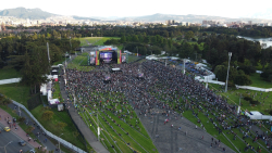 toma aérea de escenario de salsa al parque