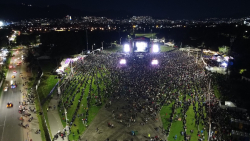 toma aérea de escenario de salsa al parque