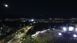 toma aérea de escenario de salsa al parque