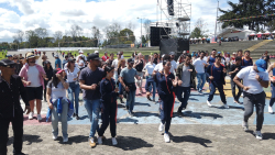 Mucha gente hace coreografía de baile