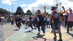 Mucha gente hace coreografía de baile