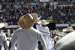 Grupo musical en tarima, al fondo público