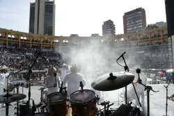 Grupo musical en tarima, al fondo público