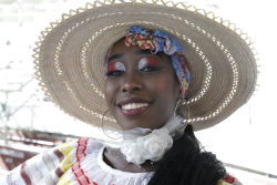 Mujer afro con traje tradicional, sombrero