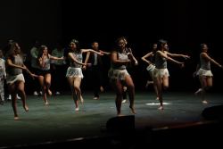 Niñas bailarinas en tarima