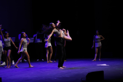 Niñas bailarinas en tarima