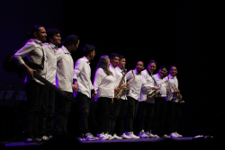 Grupo de músicos en tarima