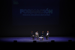 Panelistas en tarina dialogan