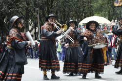 Grupo de comparseros tocan instrumentos