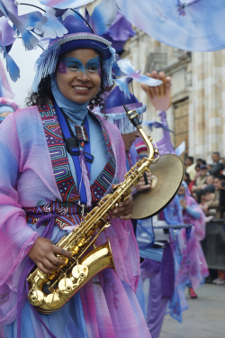 Comparsera con saxofón