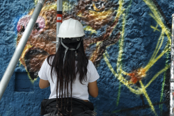 Chica pintando grafiti