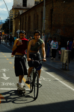 dos jóvenes en bici