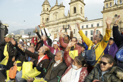 Adultos mayores en plaza de bolívar