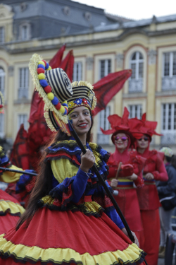 Artista con traje de comparsa