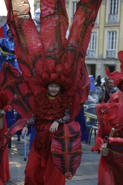 Artista con traje de comparsa