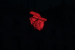 pared de catedral iluminada