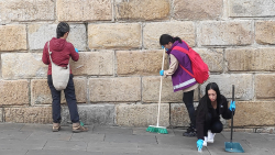 personas limpian en la plaza de bolívar