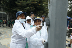 voluntarios pintando poste