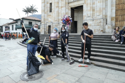 voluntarios pintando