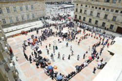 desfile con modelos trajes reciclados