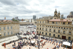 desfile con modelos trajes reciclados