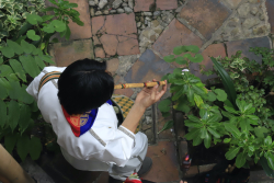 Joven muisca con instrumento