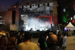 Evento Parque nacional con tarima y público