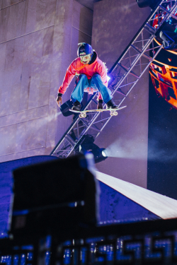 artista en escenario haciendo BMX