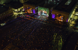 plano general de Plaza de Bolívar con escenario lleno - evento de navidad