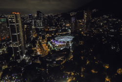 plano general de Plaza cultural Santamaría-  con escenario lleno - evento de navidad