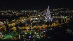 plano general del parque El Tunal  con escenario lleno - evento de navidad