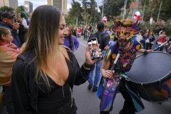 mujer se toma foto en comparsa