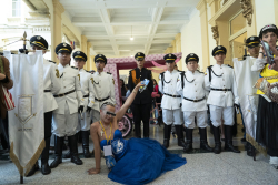 artista posando con oficiales