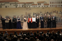 personas del concurso de violín en un teatro durante la ceremonia de premiación