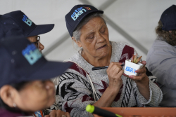 personas mayores departiendo juntas