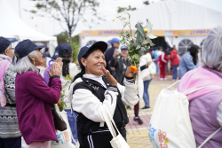 personas mayores departiendo juntas