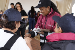 personas mayores departiendo juntas