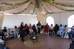 personas mayores departiendo juntas