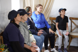 personas mayores departiendo juntas