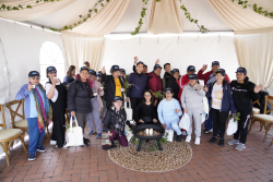 personas mayores departiendo juntas