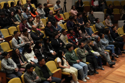 público del concurso de violín en un teatro