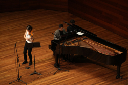 Músico interpretando el violín en un teatro